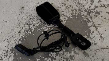 Attache ceinture avant droit