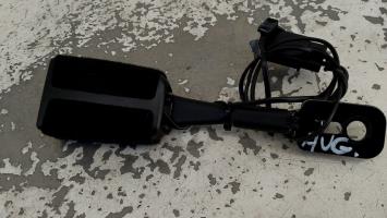 Attache ceinture avant gauche