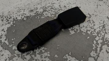 Attache ceinture arriere droit