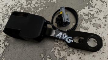 Attache ceinture avant gauche