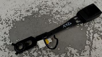 Attache ceinture avant droit