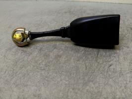 Attache ceinture avant droit