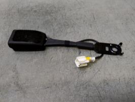 Attache ceinture avant droit