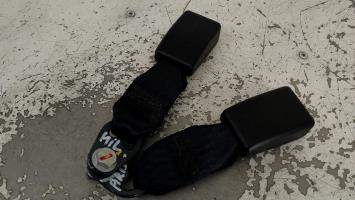 Attache ceinture arriere droit