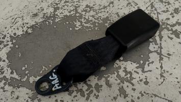 Attache ceinture arriere gauche