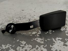 Attache ceinture avant droit