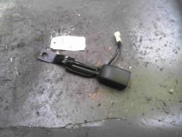 Attache ceinture avant gauche