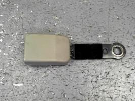 Attache ceinture avant droit
