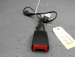 Attache ceinture avant droit