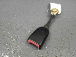 Attache ceinture avant gauche
