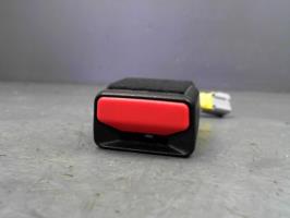 Attache ceinture avant droit