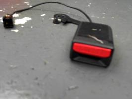 Attache ceinture arriere droit