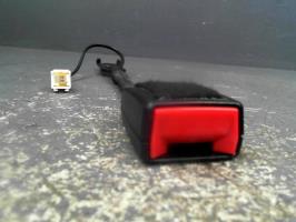 Attache ceinture avant droit