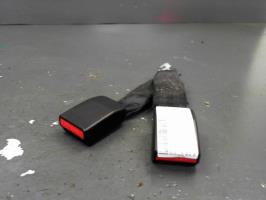 Attache ceinture arriere droit