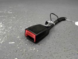 Attache ceinture avant gauche