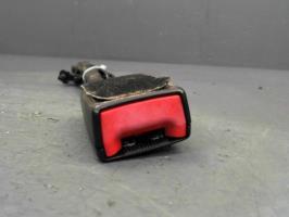 Attache ceinture avant droit