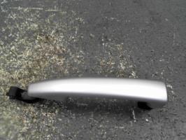 Poignee porte avant gauche