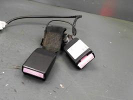 Attache ceinture arriere droit