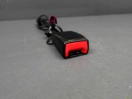 Attache ceinture avant gauche