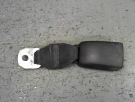 Attache ceinture arriere droit