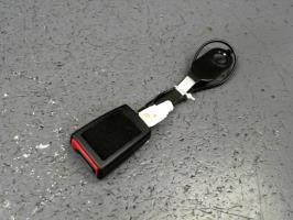 Attache ceinture avant droit