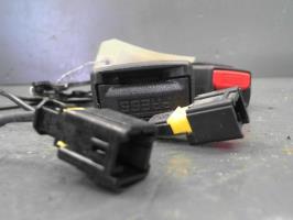 Attache ceinture arriere centrale