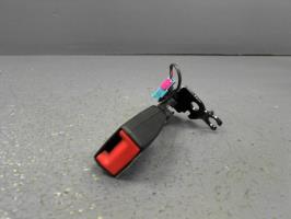 Attache ceinture arriere droit
