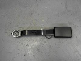 Attache ceinture avant droit