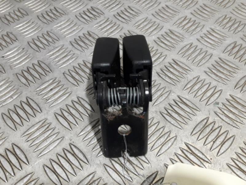 Attache ceinture arriere droit
