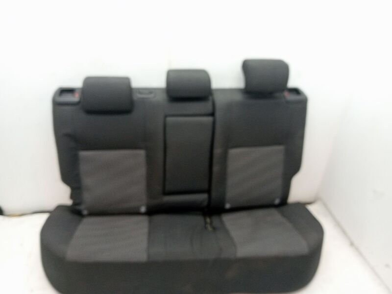 Siege arriere central TOYOTA AURIS 1.4 Turbodiesel CAT Diesel - 1