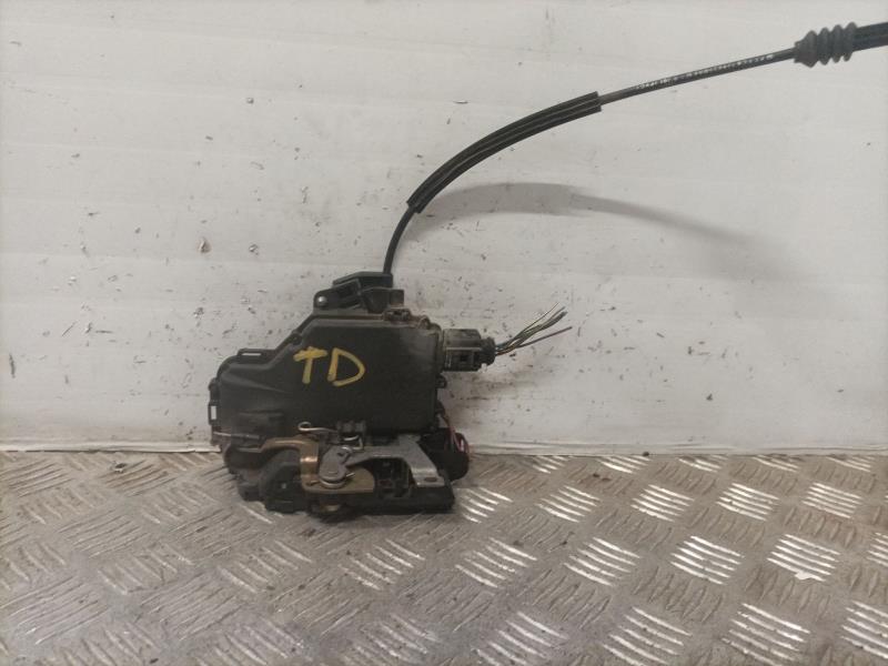 Serrure arriere droit VOLKSWAGEN BORA BERLINA (1J2) Conceptline Essence - 1