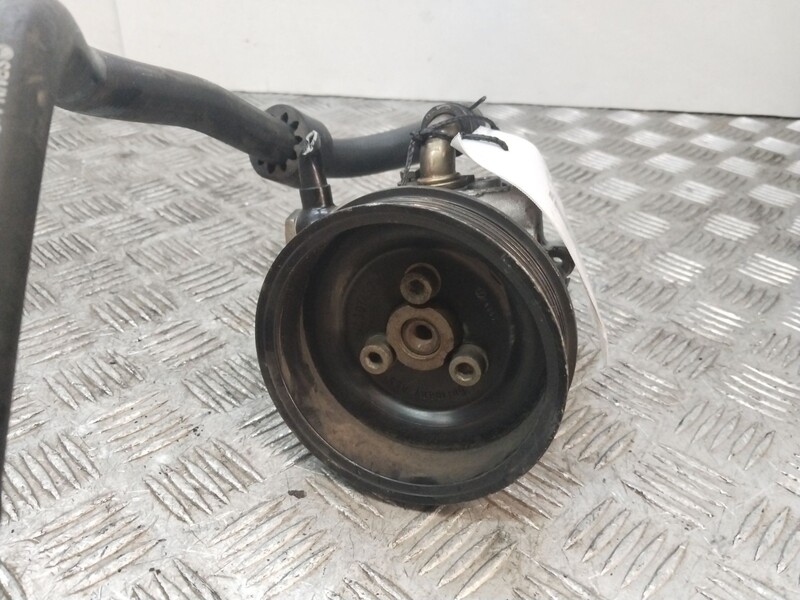 Pompe de direction VOLKSWAGEN GOLF IV (1J1) 1.6 16V Essence - 1