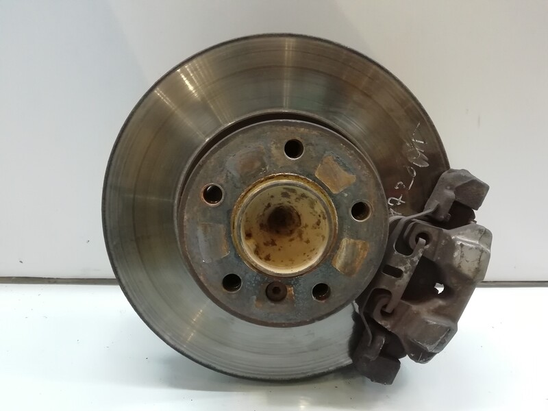 Fusee avant gauche BMW 1 25 D  - 1