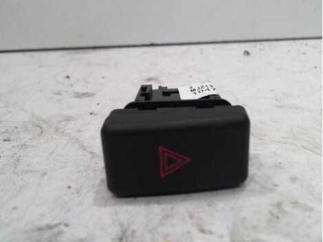 Bouton de warning MAZDA 3 Essence - 1