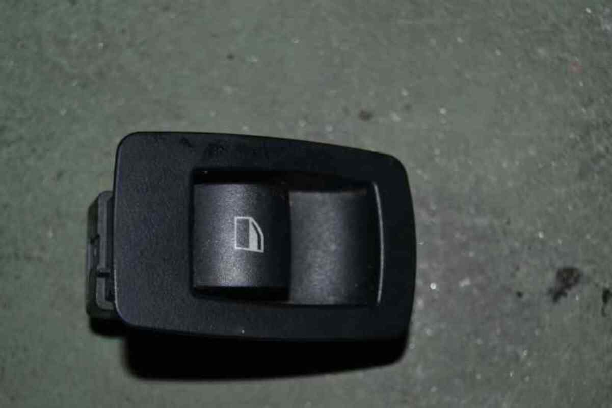 Interruttore lavacristalli posteriore destro BMW SERIE 1 BERLINA E81E87 118D  - 1
