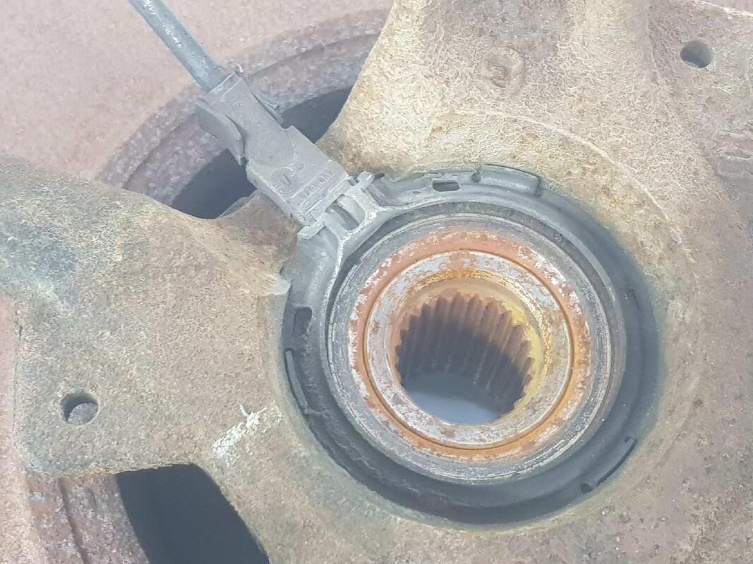 Fusee avant gauche RENAULT CLIO III 1.5 DCI D  - 1