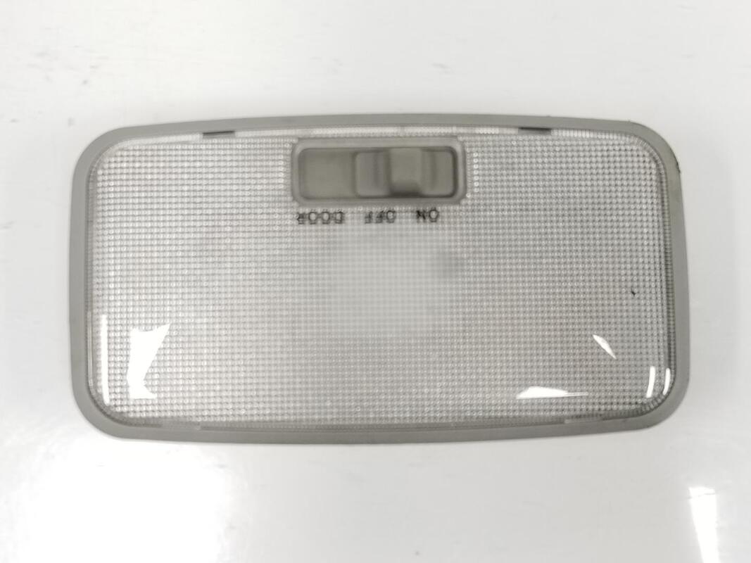 Luce di cortesia TOYOTA YARIS 1.3 16V Gasolina - 1