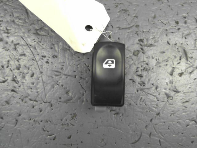 Interrupteur de leve vitre arriere droit RENAULT CLIO 1.5 DCi 85ch Confort Dynamique Diesel - 1