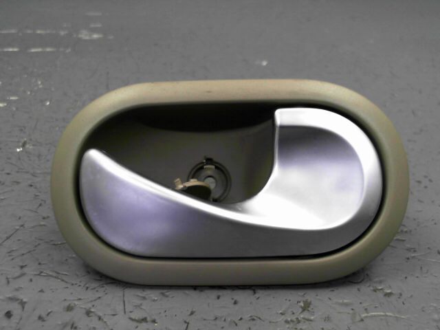 Poignee interieur avant droit RENAULT CLIO 1.5 DCi 85ch Confort Dynamique Diesel - 1
