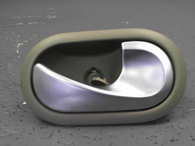 Poignee interieur arriere droit RENAULT CLIO 1.5 DCi 85ch Confort Dynamique Diesel - 1