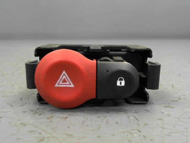 Bouton de warning RENAULT CLIO 1.5 DCi 85ch Confort Dynamique Diesel - 1