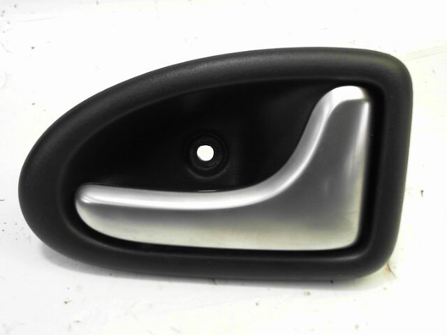 Poignee interieur arriere droit RENAULT CLIO 1.2 16v 75cv Essence - 1