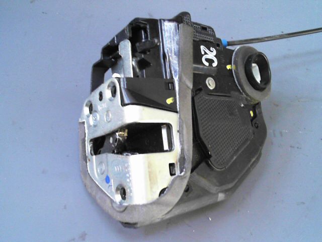 Serrure arriere droit TOYOTA AURIS 124 VVTi Linea Luna Multimode Essence - 1