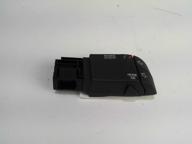 Commande autoradio RENAULT CLIO 1.2i 16v 75ch Euro Life Essence - 1