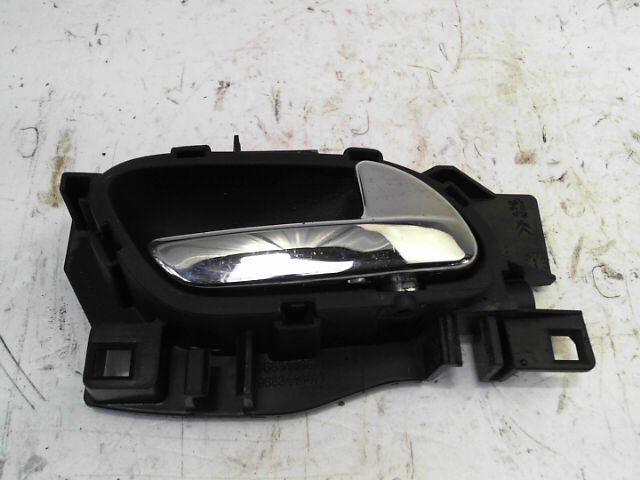 Poignee interieur avant droit PEUGEOT 3008 2.0 HDi 163 FAP FÃ©line Auto Diesel - 1