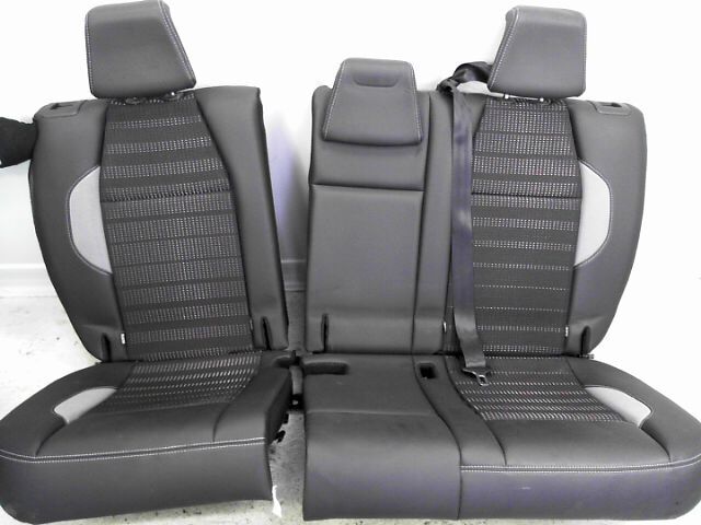 Banquette arriere PEUGEOT 2008 1.6 e-HDi 92ch FAP FÃ©line Titane Diesel - 1