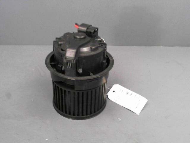 Ventilateur chauffage PEUGEOT 2008 1.6 e-HDi 92ch FAP FÃ©line Titane Diesel - 1