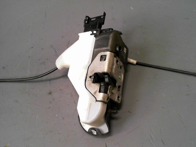 Serrure avant gauche PEUGEOT 3008 1.6 HDi 112 FAP Confort Pack Diesel - 1