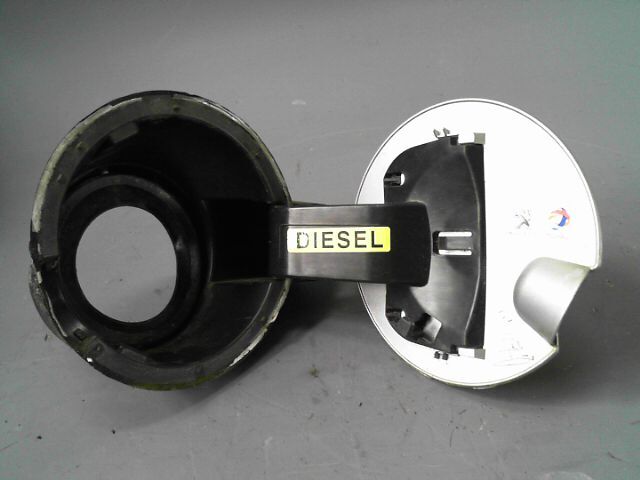 Trappe d'essence PEUGEOT 3008 1.6 HDi 112 FAP Confort Pack Diesel - 1