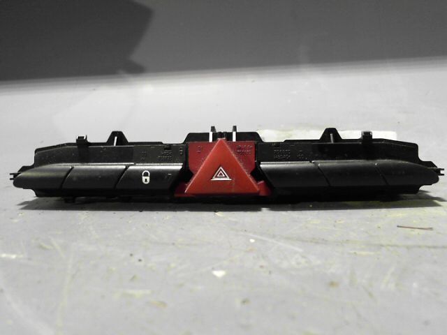 Bouton de warning PEUGEOT 308 1.6HDi 16v 90ch Confort Pack Diesel - 1